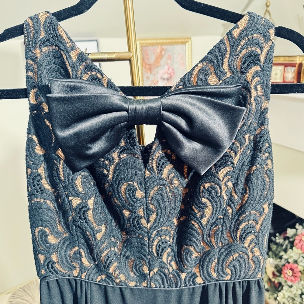 NWOT Beautiful Badgley Mischka Black and Tan Lace Bodice Evening Dress with Bow - Picture 3 of 6